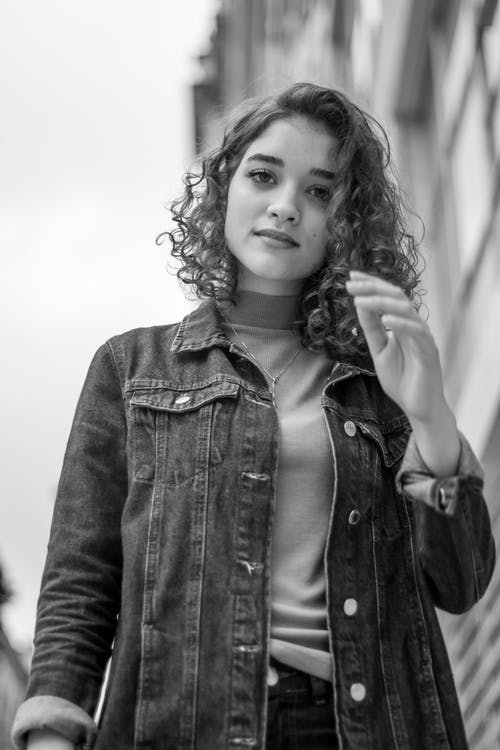 有关单色, 垂直拍摄, 女人的免费素材图片