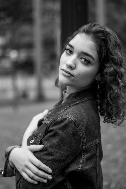 有关单色, 垂直拍摄, 女人的免费素材图片