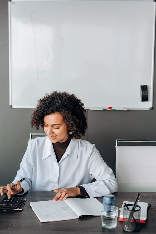 有关坐, 垂直拍摄, 室内的免费素材图片