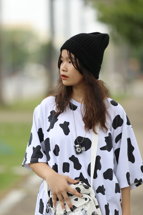 有关（顶部有小羊毛球的）羊毛帽子, 印花衬衫, 垂直拍摄的免费素材图片