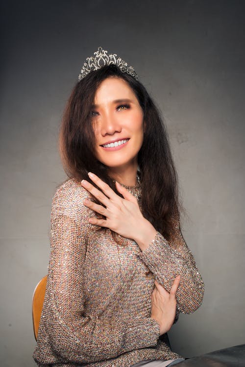 有关坐下, 垂直拍摄, 头饰的免费素材图片