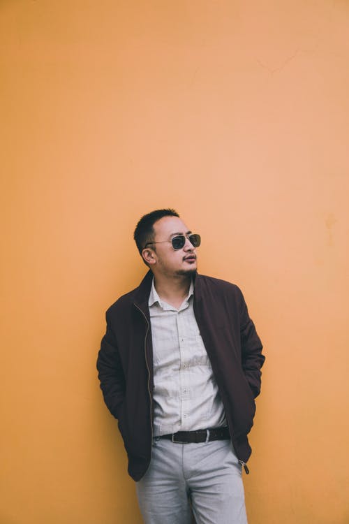 有关orange_background, 人, 双手插在口袋里的免费素材图片