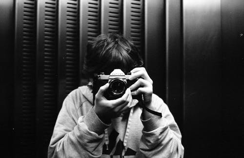 有关3C用品, 人, 单色的免费素材图片