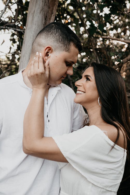 有关一對, 垂直拍摄, 微笑的免费素材图片