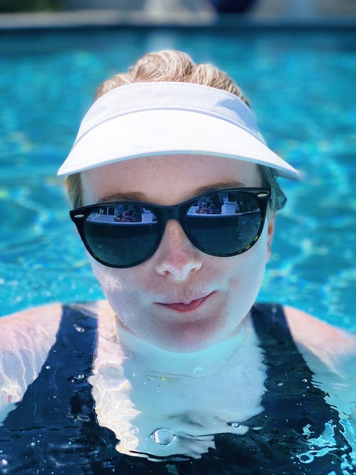 有关垂直拍摄, 墨镜, 女人的免费素材图片