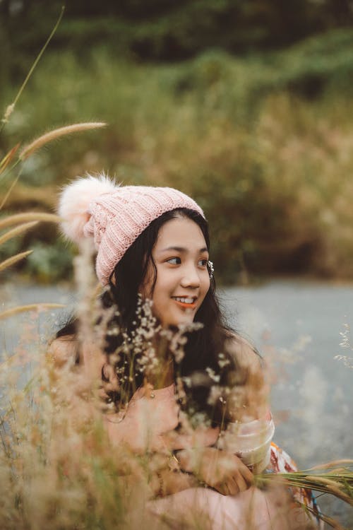 有关乾燥花, 坐, 女人的免费素材图片