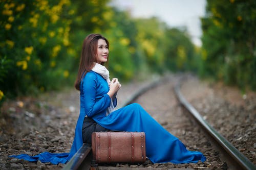 有关坐, 奧黛, 微笑的免费素材图片