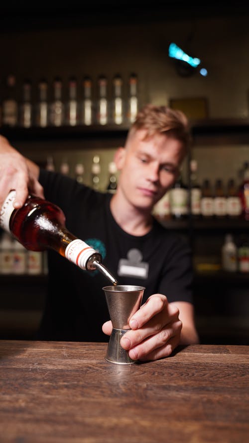 有关人, 倾注, 垂直拍摄的免费素材图片