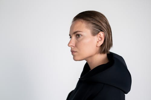 有关侧面图, 哀思, 工作室拍摄的免费素材图片