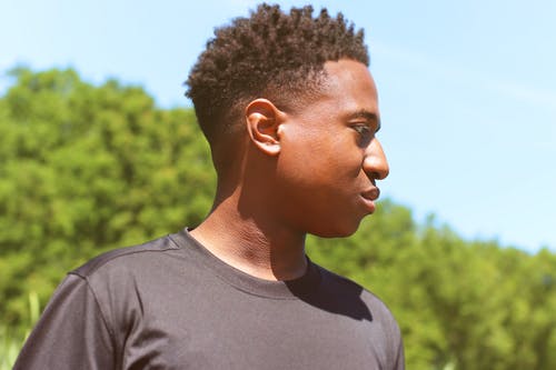 有关哀思, 圆领t恤, 爆炸头的免费素材图片