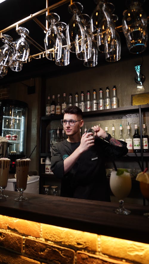 有关人, 啤酒, 垂直拍摄的免费素材图片