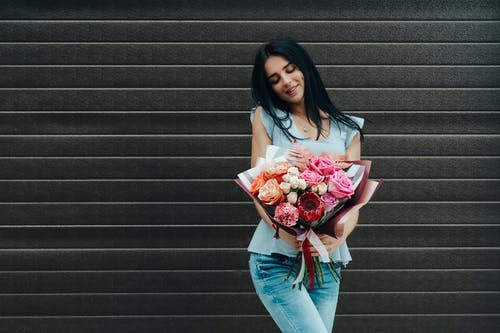 有关一束鲜花, 人, 女人的免费素材图片