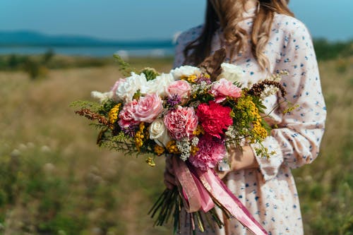 有关一束鲜花, 人, 什锦的的免费素材图片