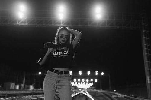 有关低角度拍摄, 单色, 墨镜的免费素材图片