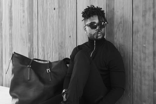 有关刺青的, 坐, 墨镜的免费素材图片