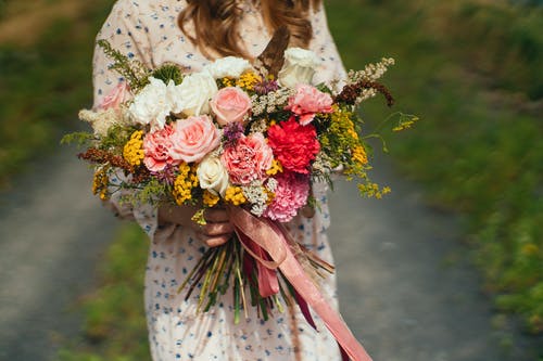 有关一束鲜花, 人, 什锦的的免费素材图片