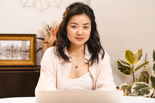 有关在家, 套头衫, 女人的免费素材图片