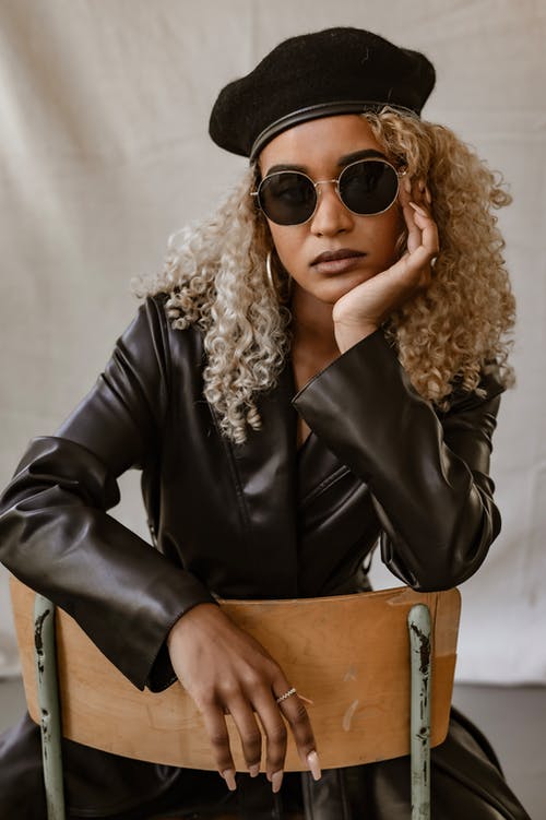 有关向后, 坐, 垂直拍摄的免费素材图片