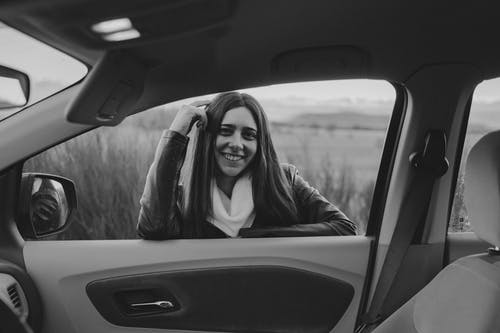 有关单色, 女人, 微笑的免费素材图片