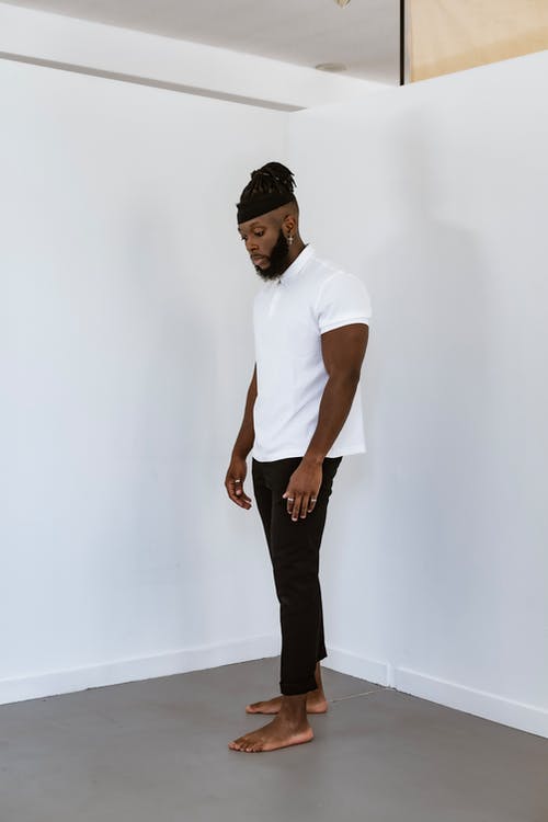 有关人, 垂直拍摄, 工作室的免费素材图片