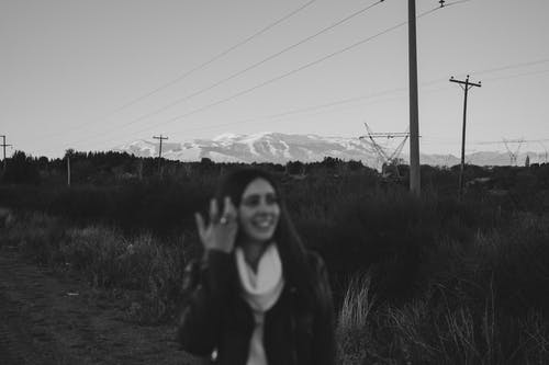 有关单色, 女人, 微笑的免费素材图片