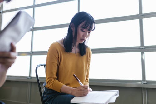 有关坐下, 女人, 室内的免费素材图片