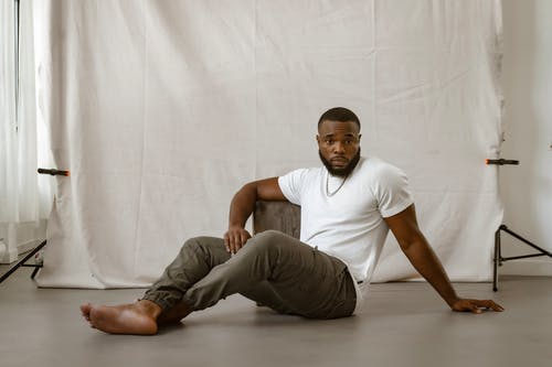 有关人, 在地上, 坐下的免费素材图片