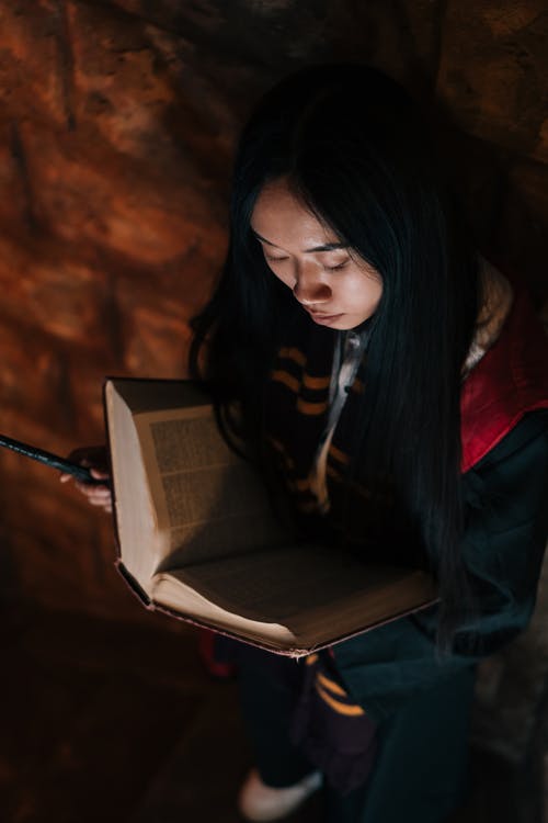 有关咖啡色头发的女人, 围巾, 女人的免费素材图片