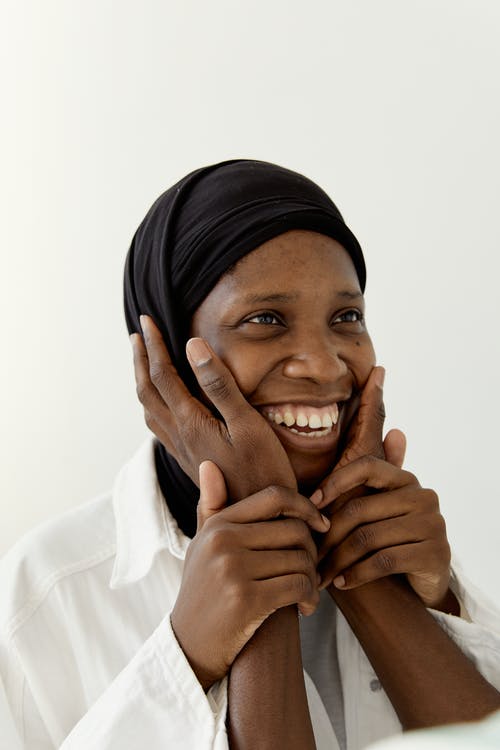 有关双手放在脸上, 垂直拍摄, 女人的免费素材图片