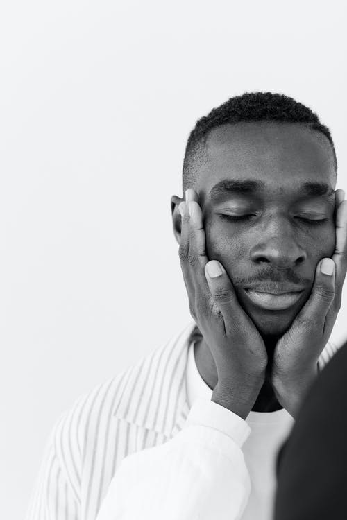 有关人, 双手放在脸上, 单色的免费素材图片