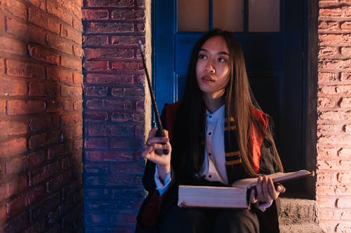 有关咖啡色头发的女人, 围巾, 女人的免费素材图片