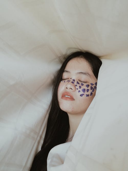 有关垂直拍摄, 女人, 床的免费素材图片