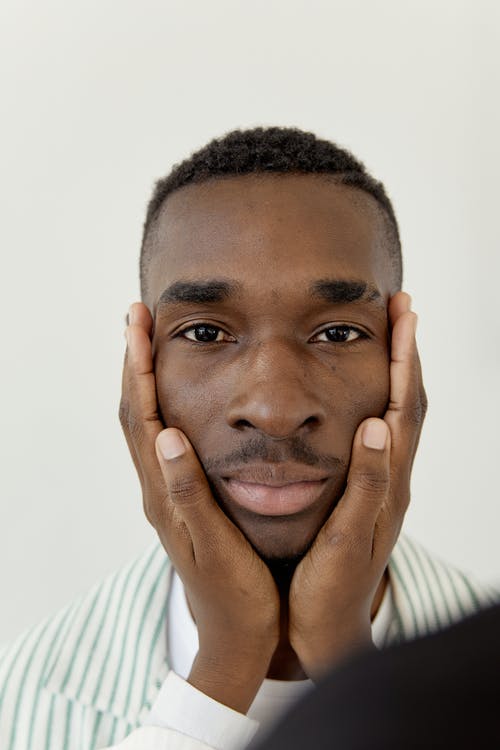 有关人, 双手放在脸上, 垂直拍摄的免费素材图片