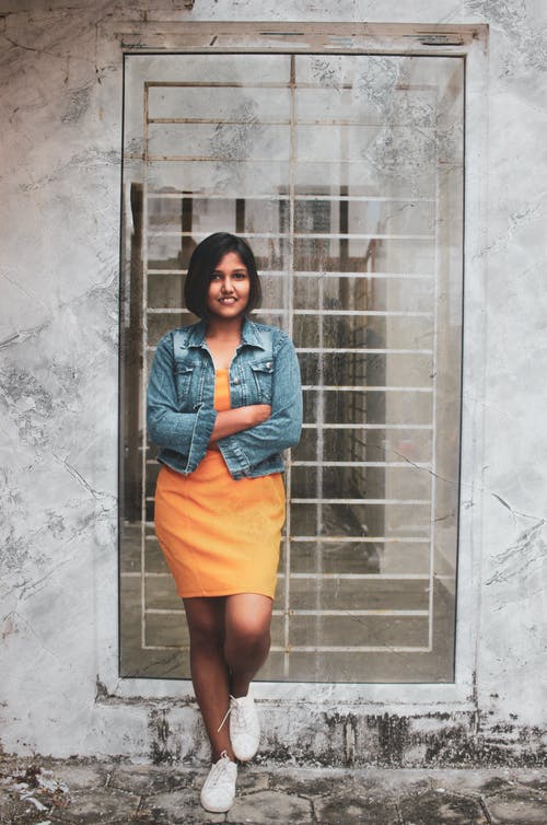 有关倚, 双臂交叉, 垂直拍摄的免费素材图片