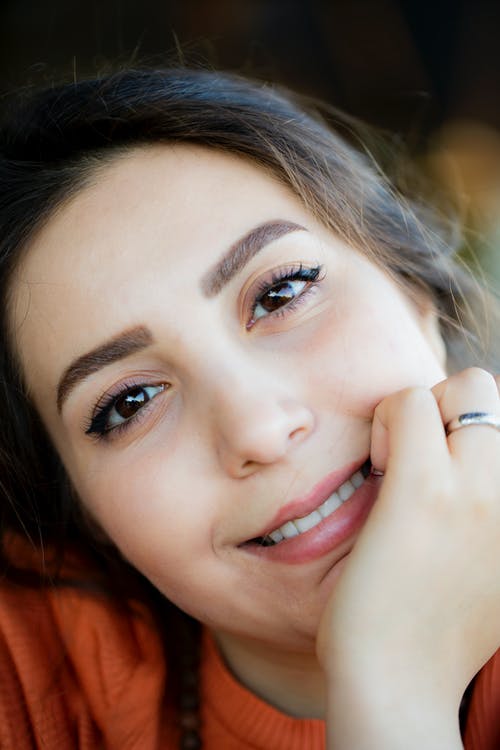 有关女人, 微笑, 手托住下巴的免费素材图片