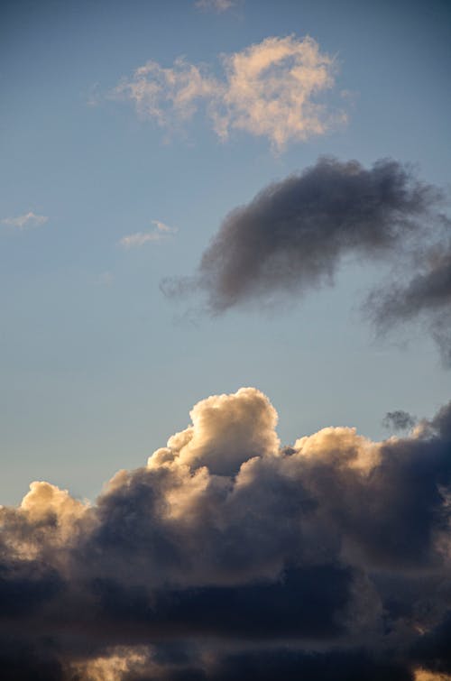 有关垂直拍摄, 多云的, 多云的天空的免费素材图片