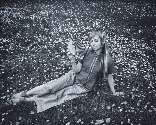 有关单色, 坐下, 女人的免费素材图片