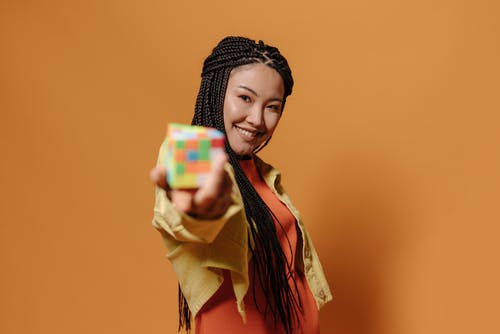 有关orange_background, rubiks立方体, 女人的免费素材图片