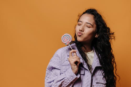 有关orange_background, 嘟嘴, 女人的免费素材图片