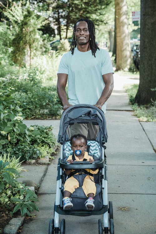 有关人行道, 儿童推车, 垂直拍摄的免费素材图片