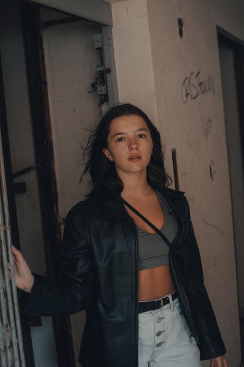 有关哀思, 垂直拍摄, 女人的免费素材图片