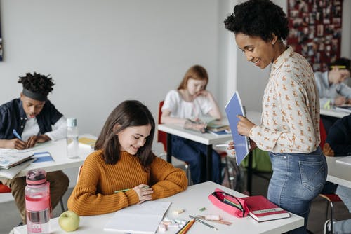 有关女人, 学校, 学生们的免费素材图片