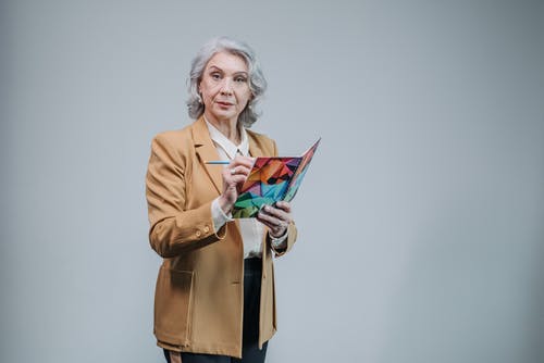 有关握住, 棕色西装外套, 灰色的背景的免费素材图片