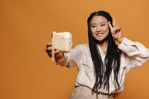 有关orange_background, 即时相机, 女人的免费素材图片