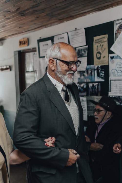 有关垂直拍摄, 微笑, 有胡子的的免费素材图片