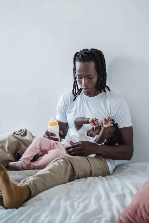 有关垂直拍摄, 女儿, 婴儿奶瓶的免费素材图片