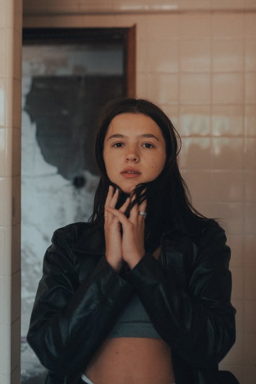 有关哀思, 垂直拍摄, 女人的免费素材图片