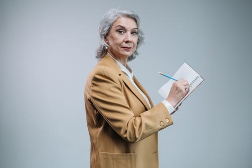 有关寫作, 握住, 棕色西装外套的免费素材图片