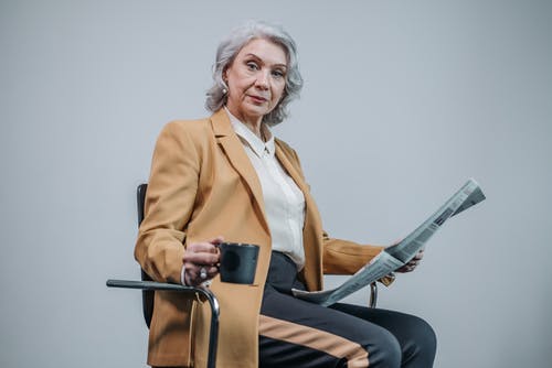 有关坐, 報紙, 握住的免费素材图片