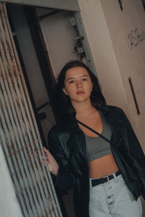 有关哀思, 垂直拍摄, 女人的免费素材图片